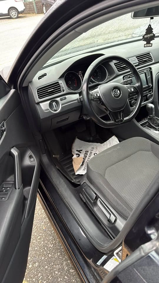2018 Volkswagen Passat - photo 2