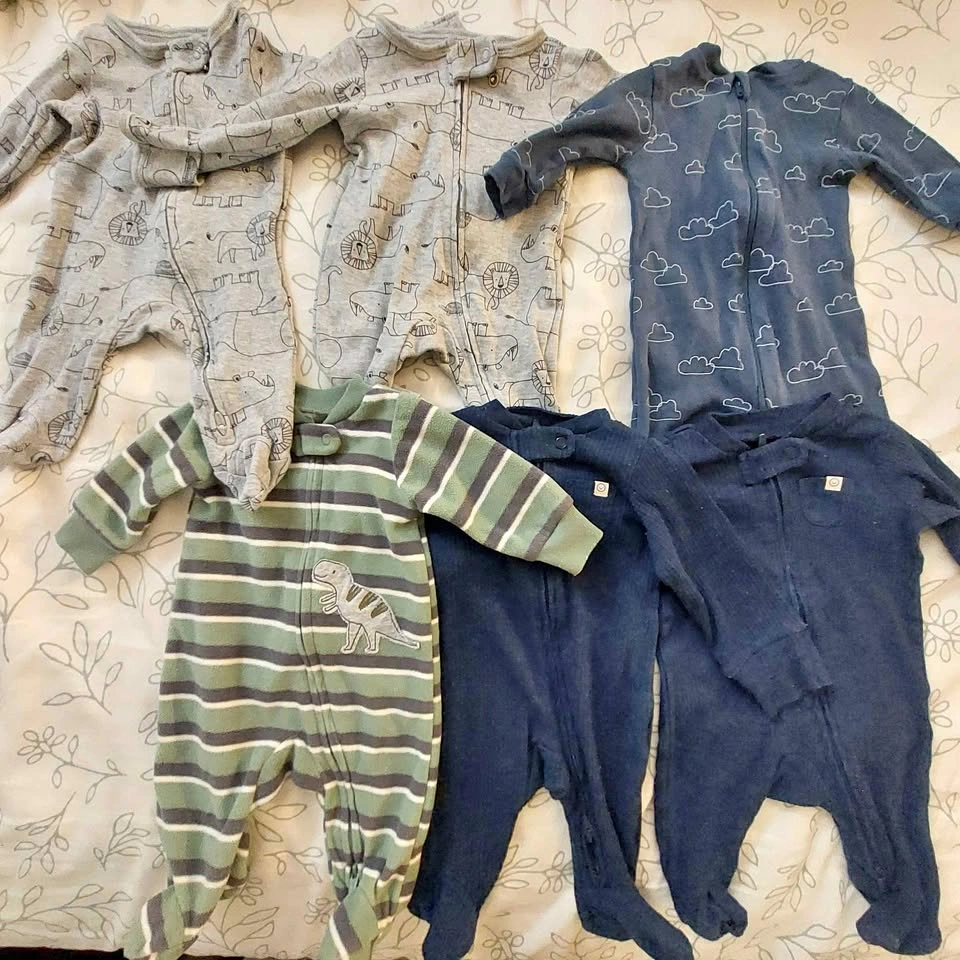 Bundle baby clothes onesies / sleepers - size newborn / 0m