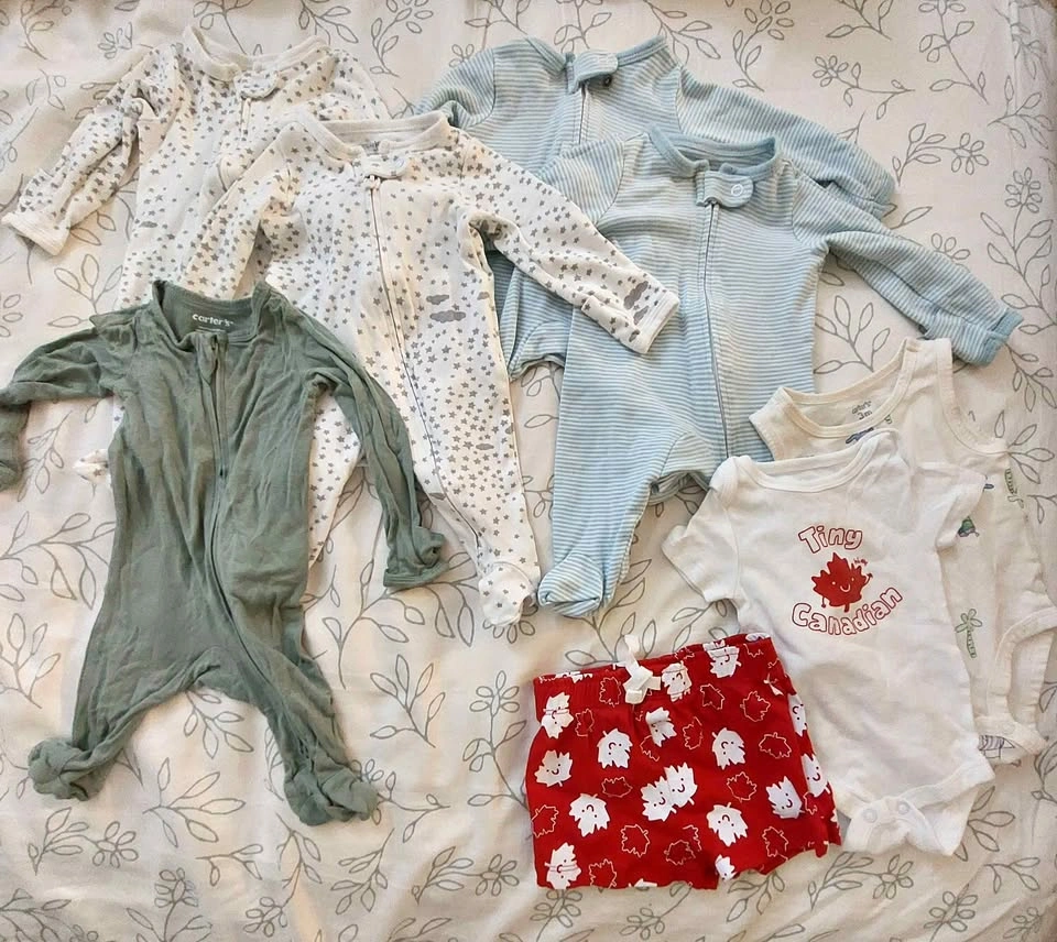 Bundle baby clothes onesies / sleepers - size newborn / 0m
