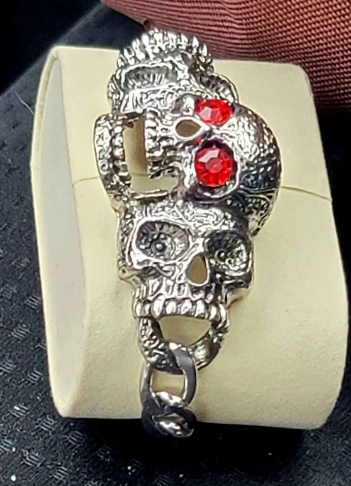 Gothic-style men's skull bracelet with red crystal eyes - photo 2