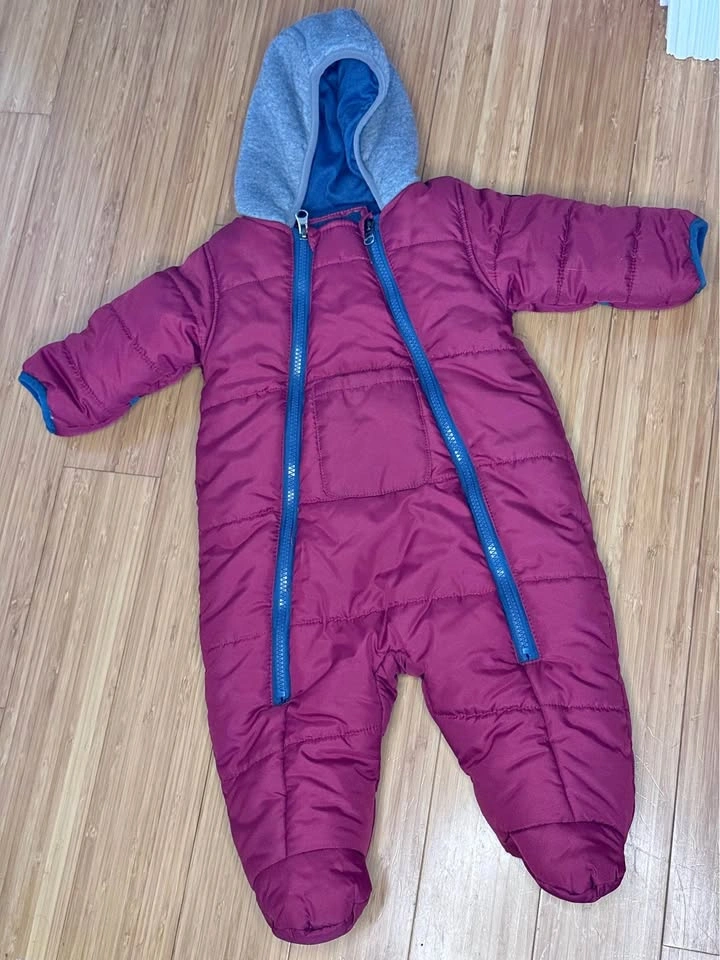 Snowsuit size 3-6 months