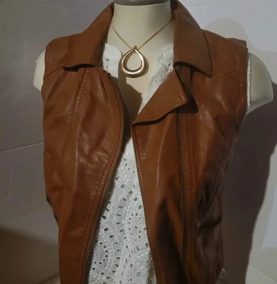 UK2LA Brown Leather Vest Classic Sleeveless Design image indicator(2)