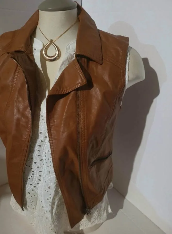 UK2LA Brown Leather Vest Classic Sleeveless Design image indicator(3)