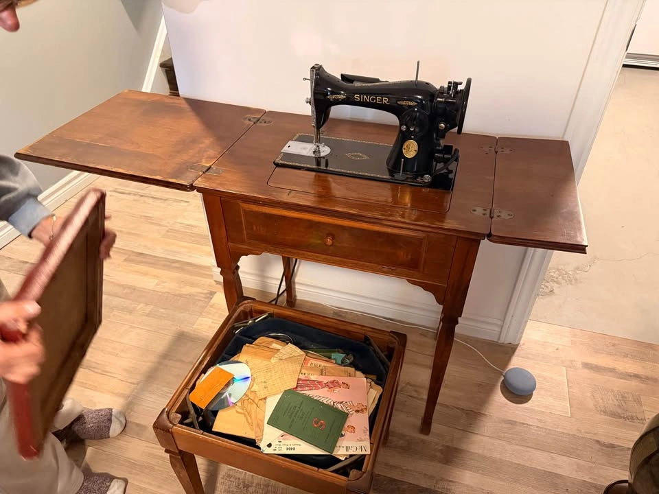 Antique sewing table - photo 3