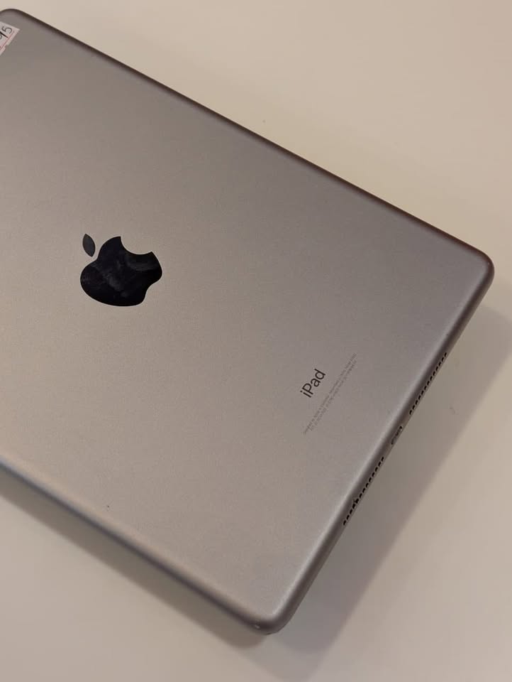 iPad 5th Gen - photo 2