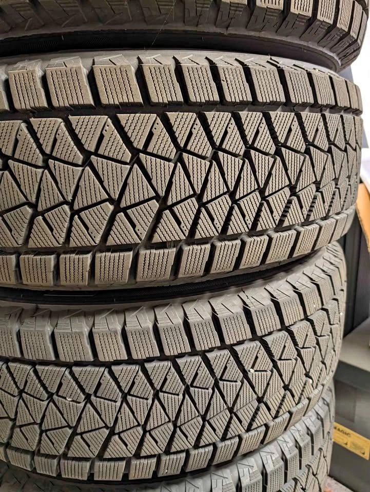 LN 4 Bridgestone Blizzak DM-V2 Winter Tires on alloy rims 235/65