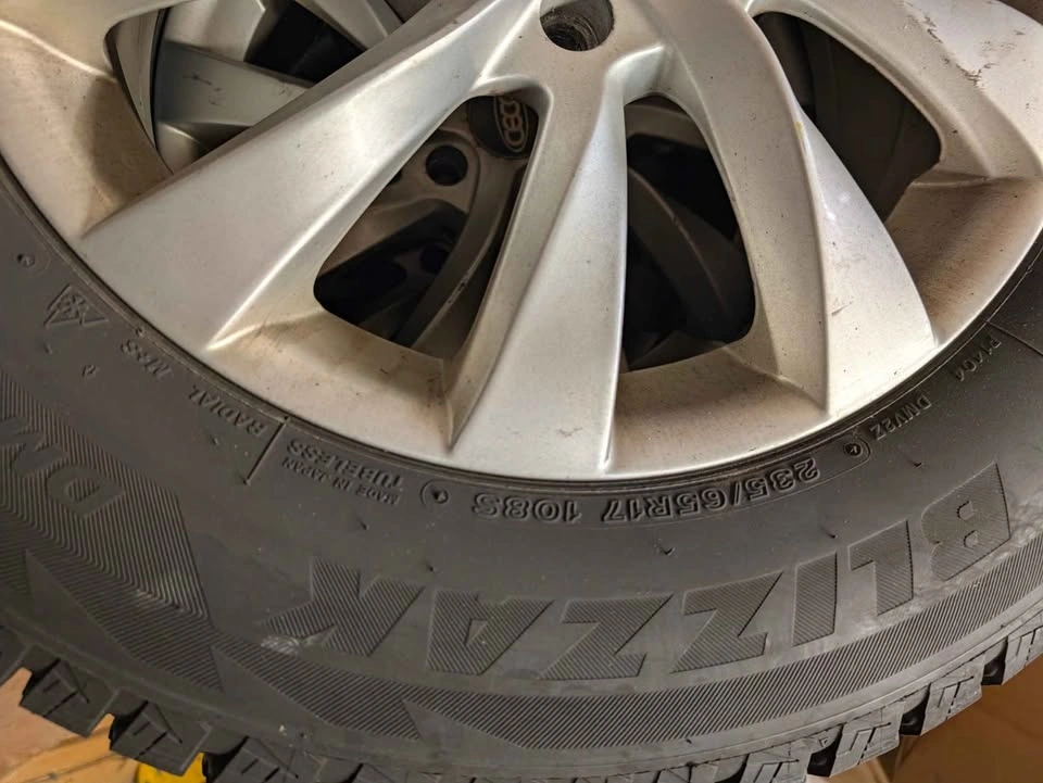 LN 4 Bridgestone Blizzak DM-V2 Winter Tires on alloy rims 235/65 - photo 3