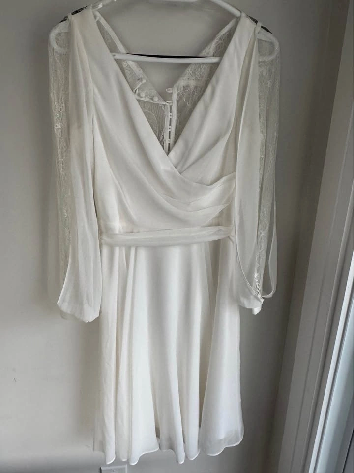 Le Château Ivory Lace & Chiffon Wedding / Bridal Dress – Size 4 - photo 2