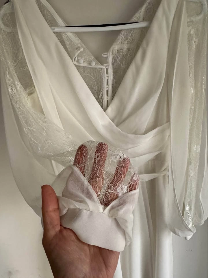 Le Château Ivory Lace & Chiffon Wedding / Bridal Dress – Size 4 - photo 3