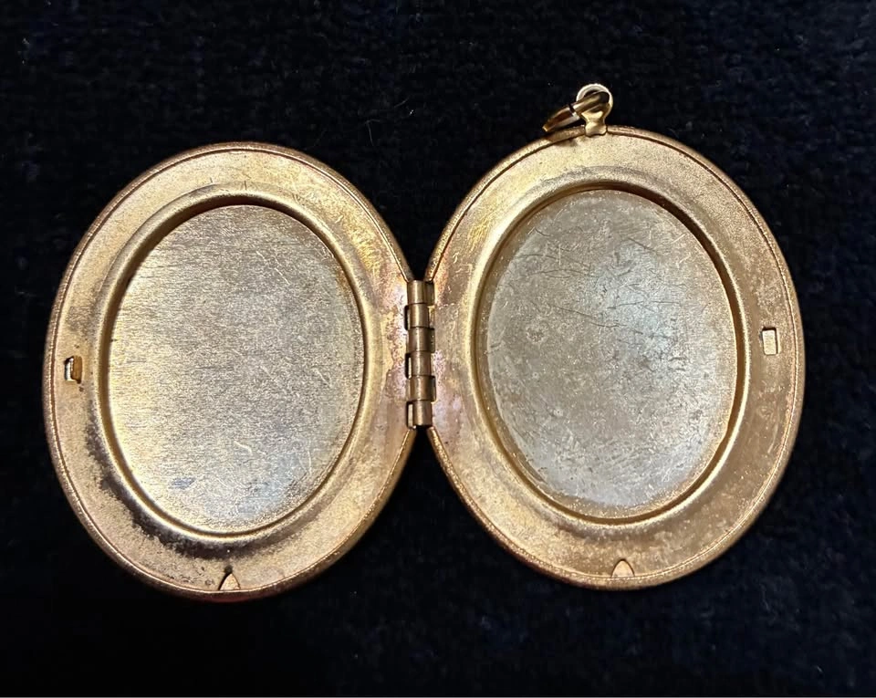 Vintage Gold-Tone Initial "S" Oval Photo Locket Pendant - photo 2