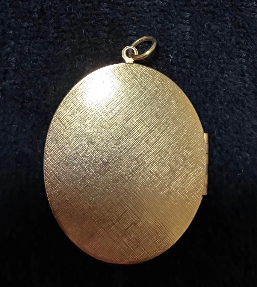 Vintage Gold-Tone Initial "S" Oval Photo Locket Pendant - photo 3
