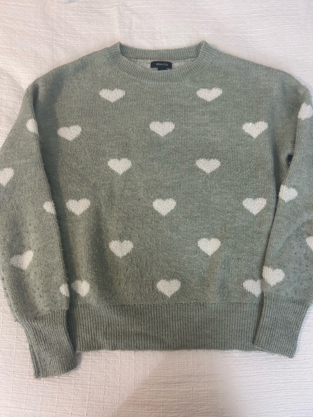 RW&CO Green sweater with white hearts