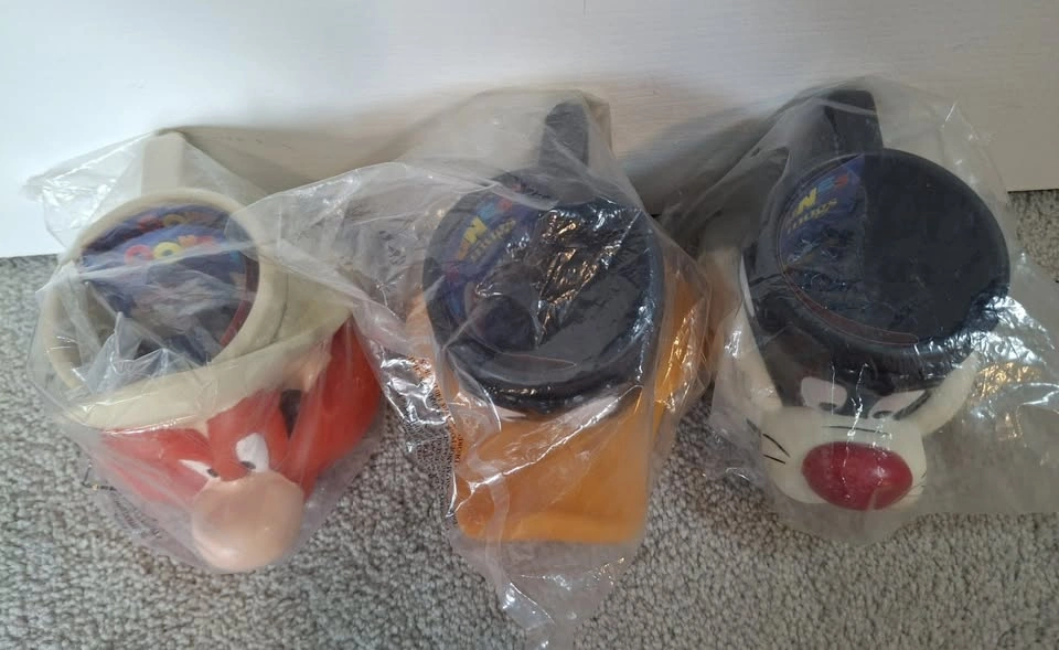 Sealed Looney Tunes Plastic Character Mugs: 1992 KFC/Warner Bros - photo 2