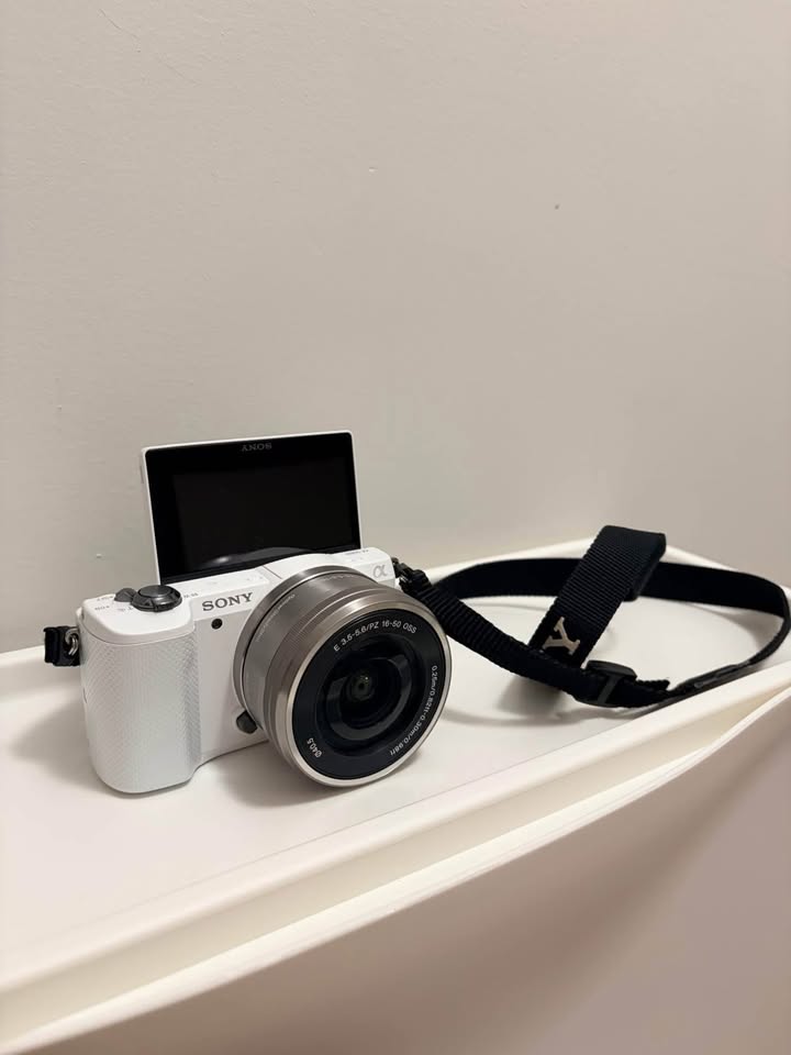 Sony a5000 Mirrorless Camera - photo 2