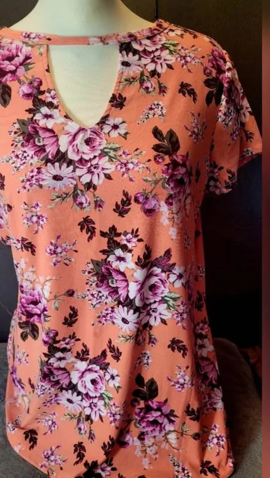 Joe Boxer Floral V-Neck Keyhole Top Size 1X image indicator(2)