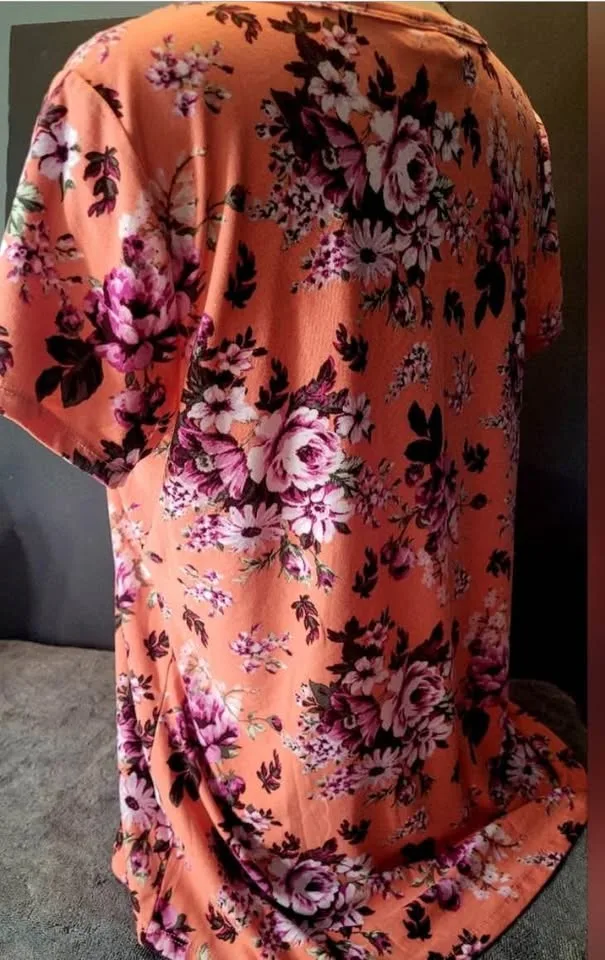 Joe Boxer Floral V-Neck Keyhole Top Size 1X image indicator(3)