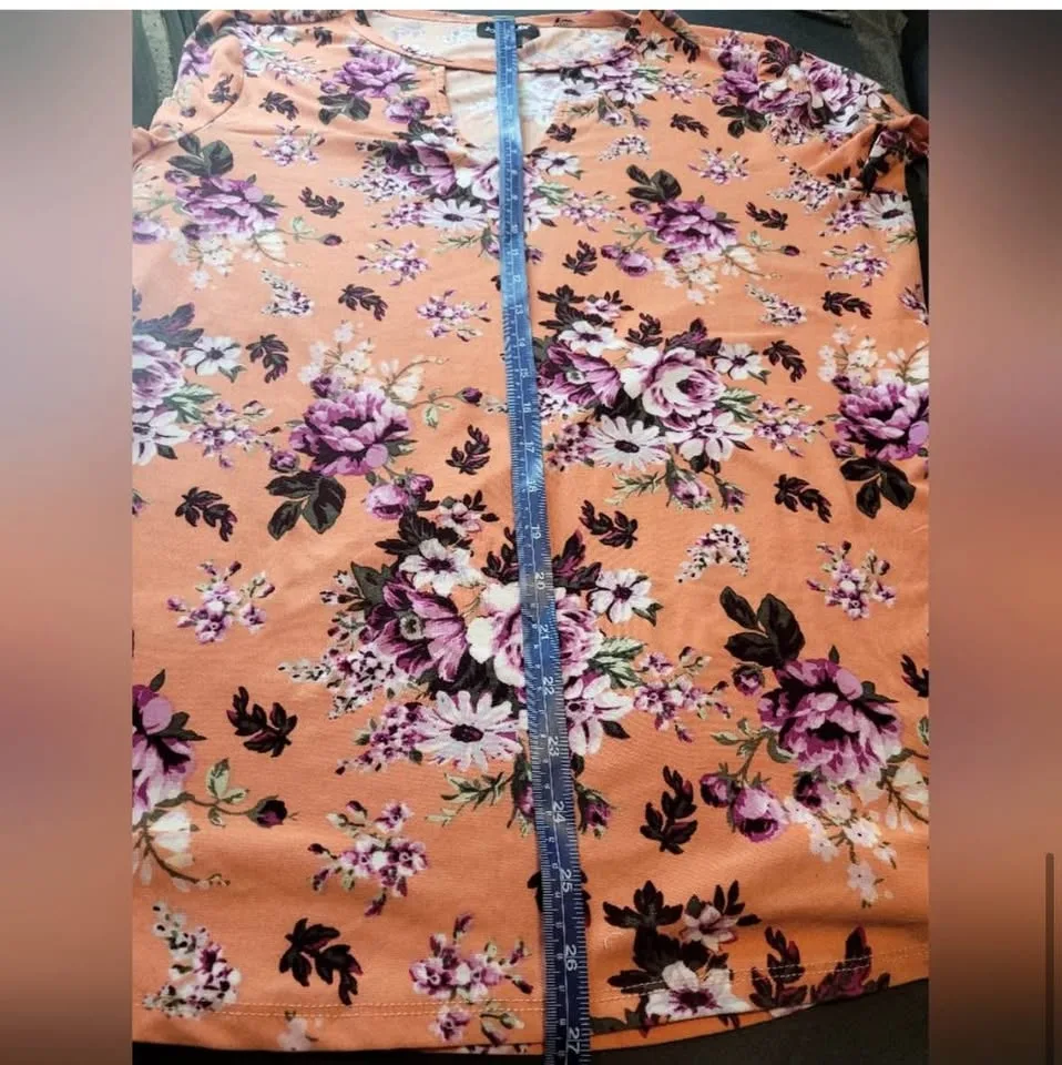 Joe Boxer Floral V-Neck Keyhole Top Size 1X image indicator(6)