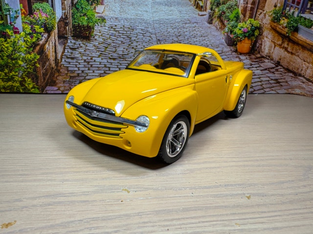 1:18 Brand New 2000 Chevrolet SSR Concept Diecast Model