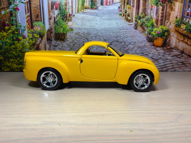 1:18 Brand New 2000 Chevrolet SSR Concept Diecast Model - photo 3