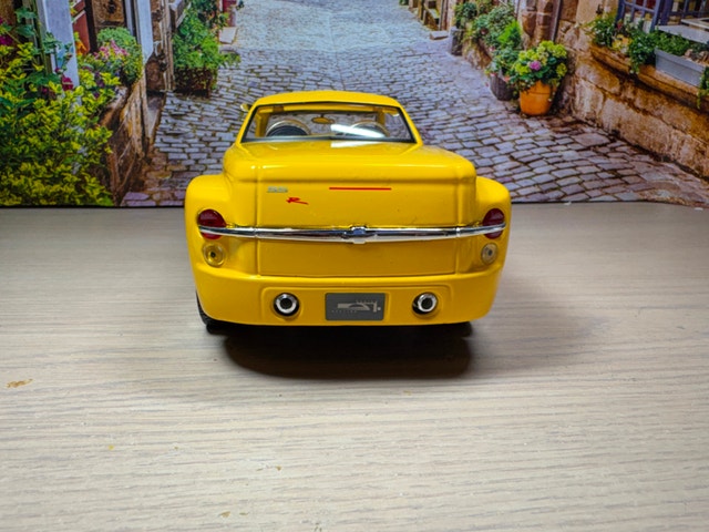 1:18 Brand New 2000 Chevrolet SSR Concept Diecast Model - photo 5