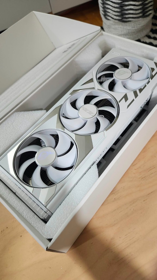 ASUS ROG Strix RTX 4080 SUPER 16GB White OC Edition - photo 3