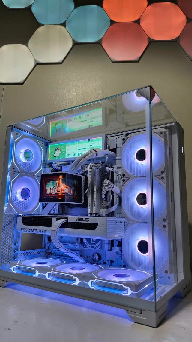 Ultimate White Gaming PC - Ryzen 7 7800X3D, RTX 5070, 32GB RAM