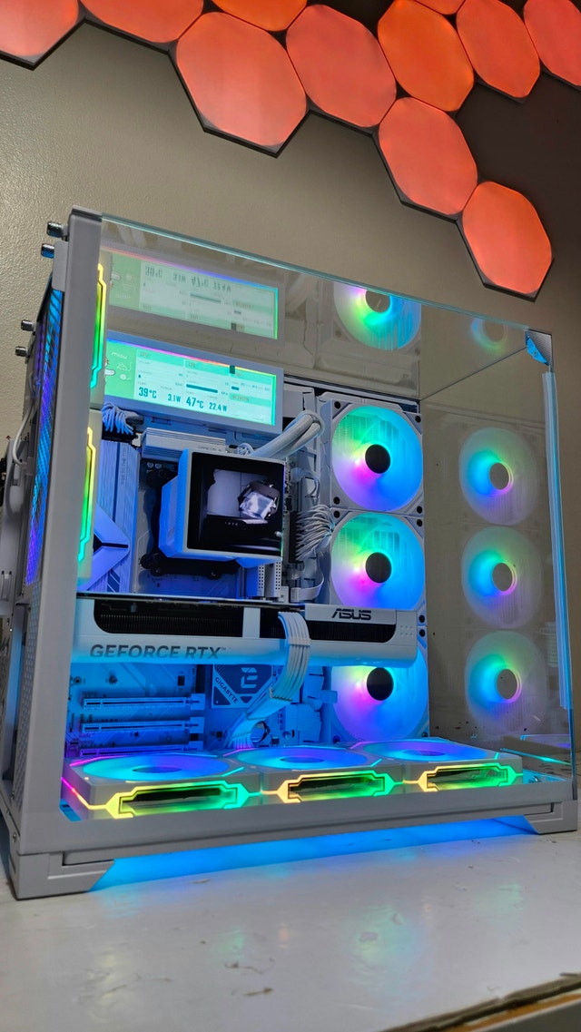 Ultimate White Gaming PC - Ryzen 7 7800X3D, RTX 5070, 32GB RAM - photo 5