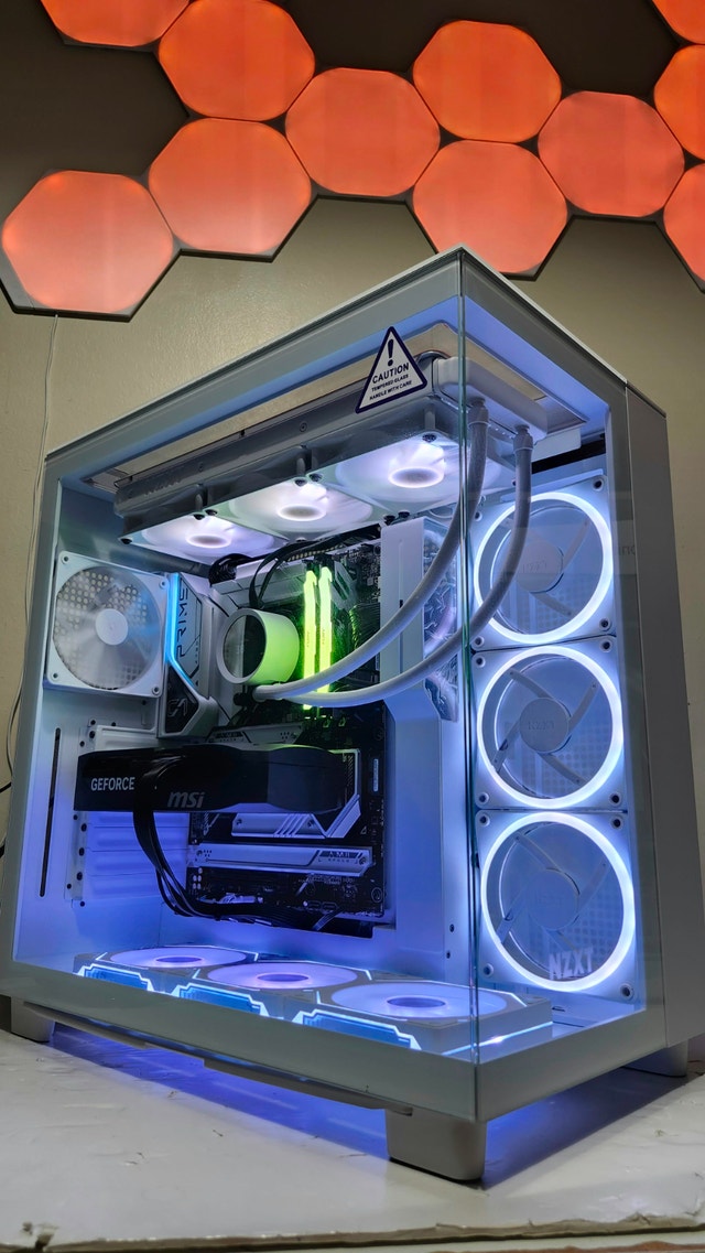 Ultra White i9 Gaming PC RTX 5070 + 32GB DDR5