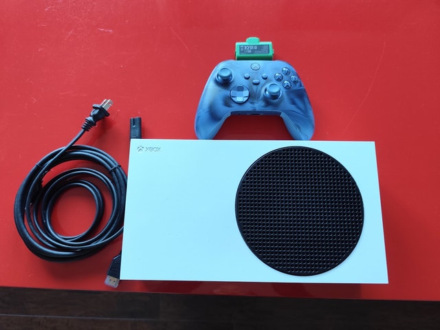 (Delivery) Xbox Series S w/games