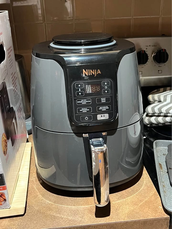 Ninja 4 Qt air fryer, like new with original box - photo 2