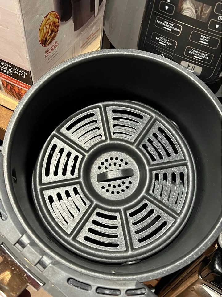 Ninja 4 Qt air fryer, like new with original box - photo 3
