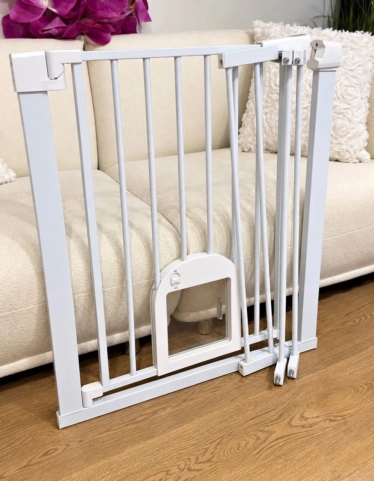 Babelio Expandable Baby/Pet Gate with Cat Door