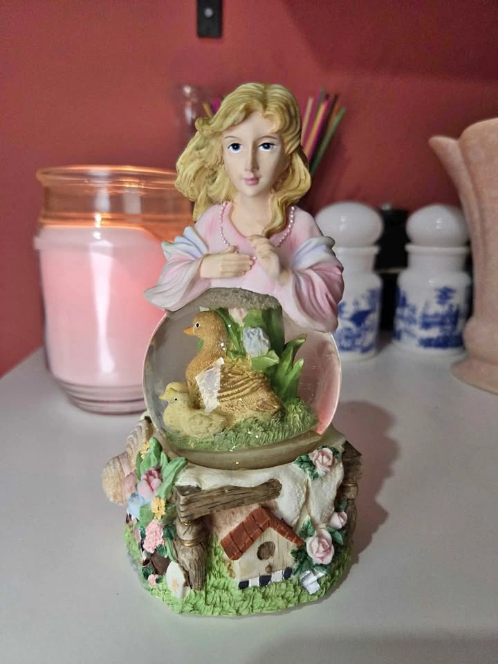 Beautiful Vintage Princess Snowglobe