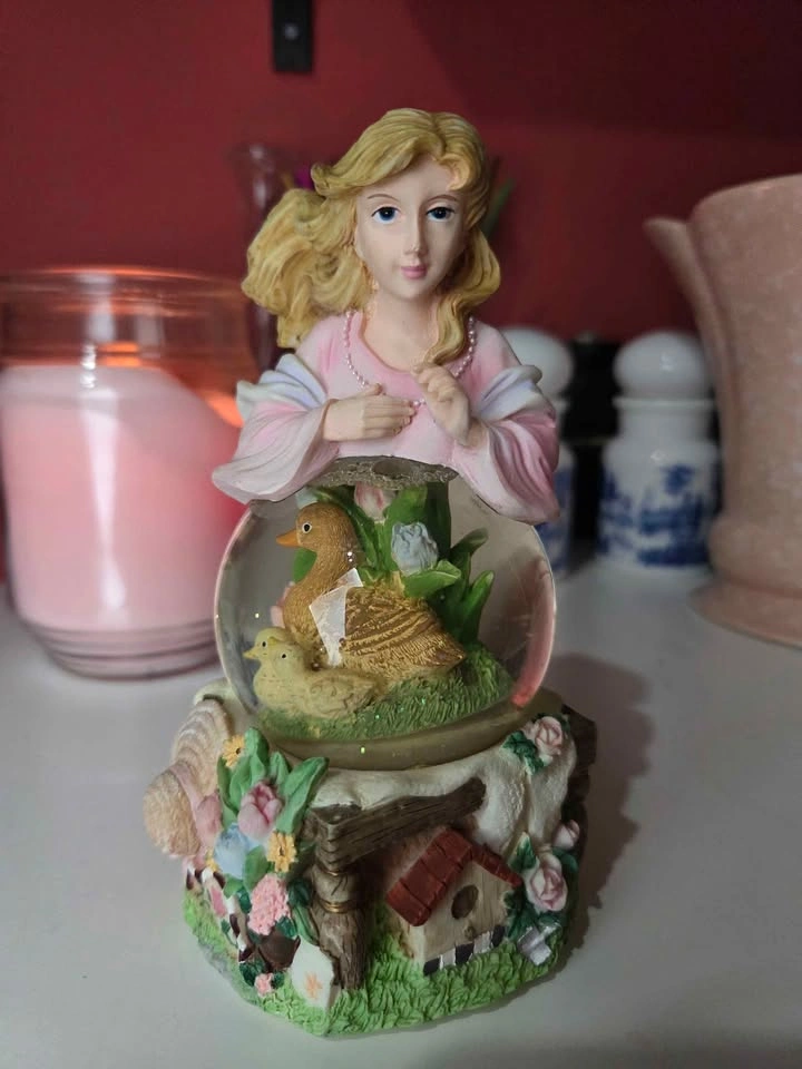 Beautiful Vintage Princess Snowglobe - photo 2