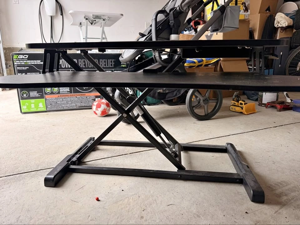 Standing desk converter with keyboard tray (black)