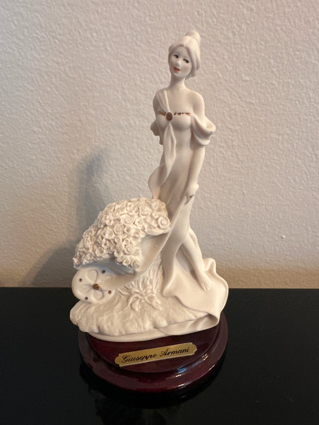 Vintage 1992 Giuseppe Armani miniature porcelain figurine