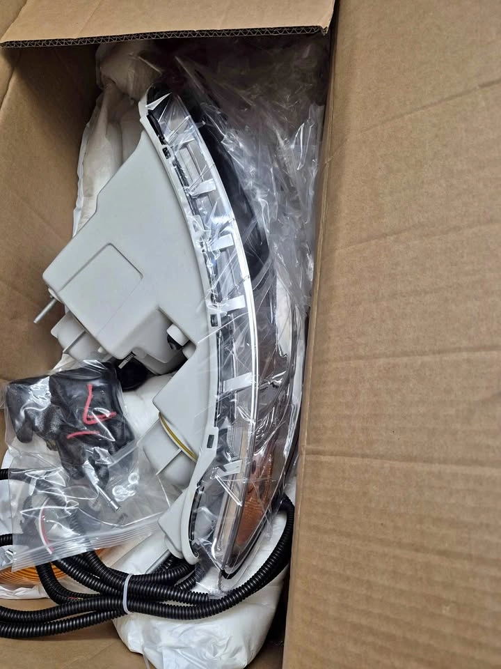 International 4300 4400 7400 7600 8500 8600 LED Headlight