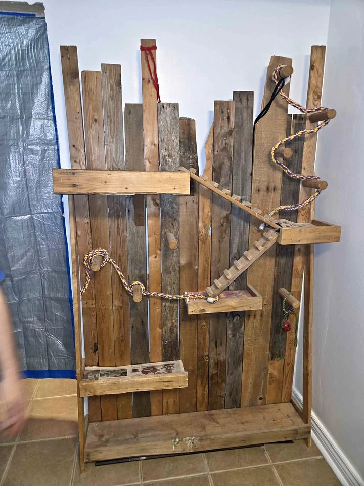 Animal wood play stand