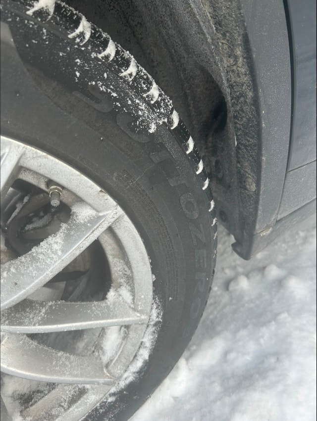 4 Pirelli Sottozero Winter Tires 225/60/18 on BMW Rims - photo 5