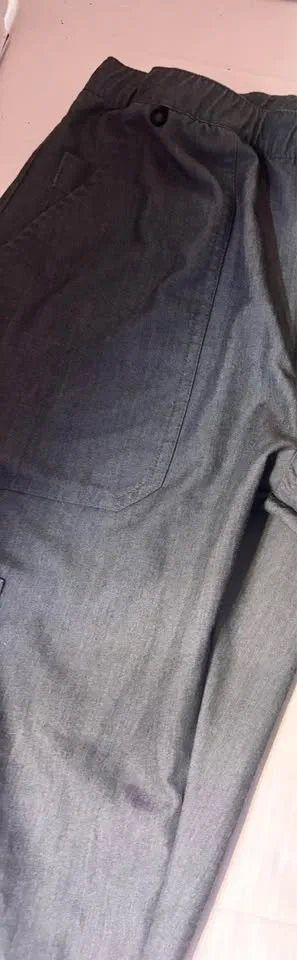 FIGS scrub Pants 9 pockets Medium men in good condition image indicator(7)