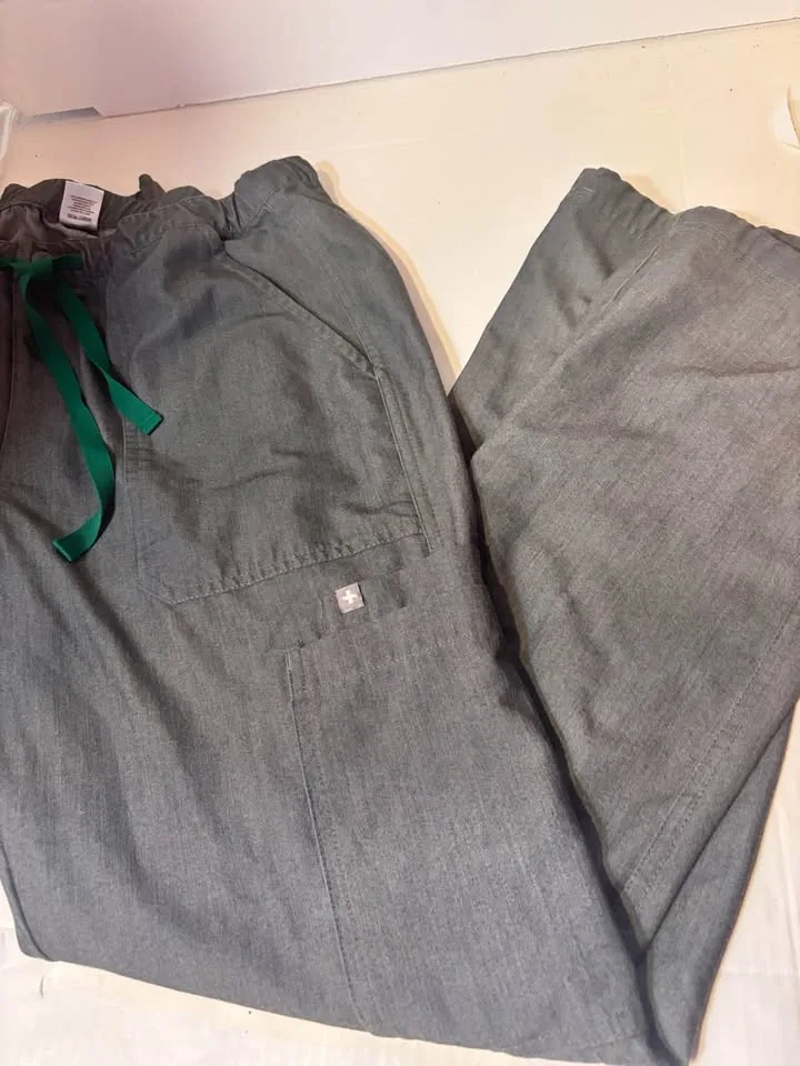 FIGS scrub Pants 9 pockets Medium men in good condition image indicator(8)