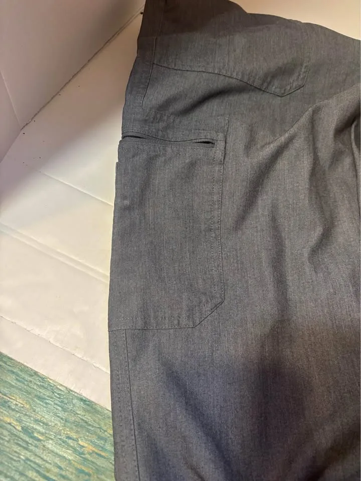 FIGS scrub Pants 9 pockets Medium men in good condition image indicator(9)