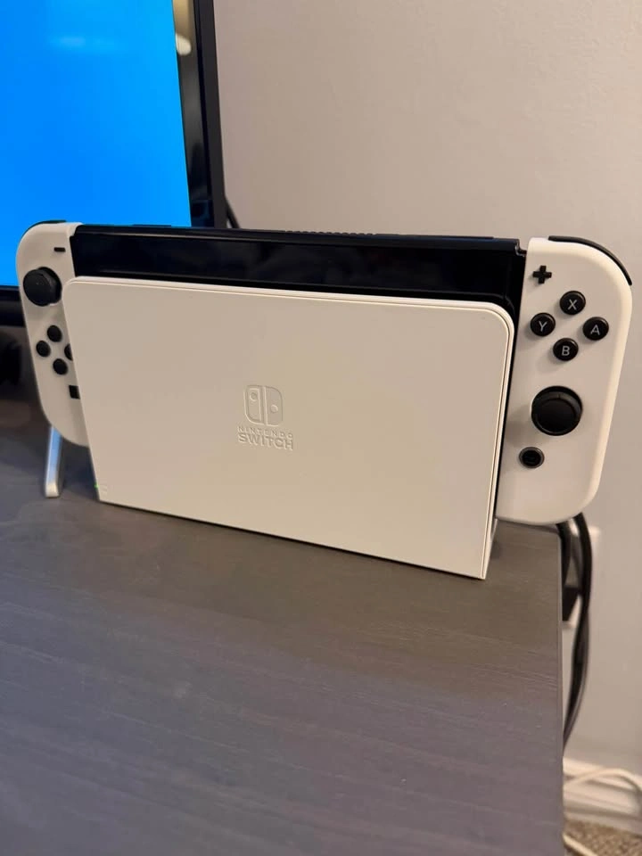 Nintendo Switch OLED - photo 2