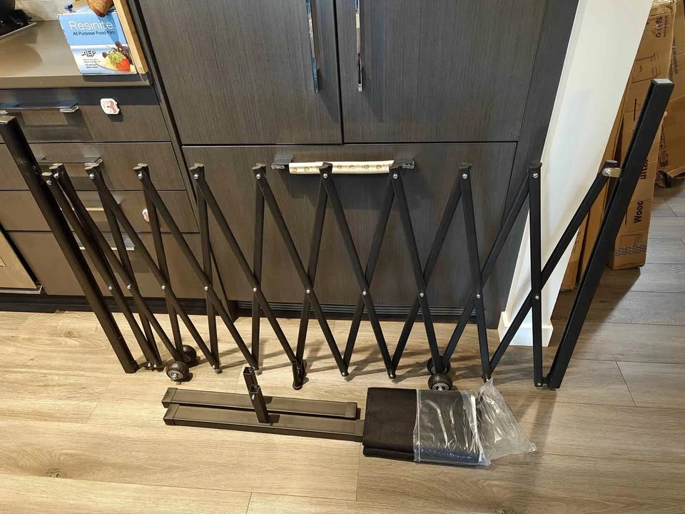Black Metal Expandable Security Gate Read Description