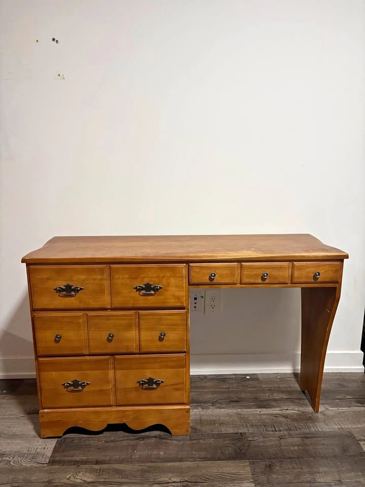 Wooden Desk /TV stand with storage Drawers (Move out Sale)