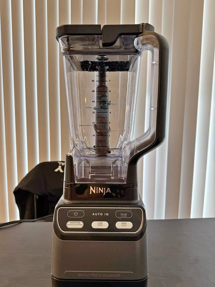 NINJA blender (pick up next to osgoode station)