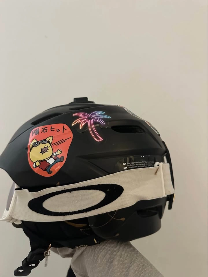 Giro helmet and Oakley goggles - photo 2