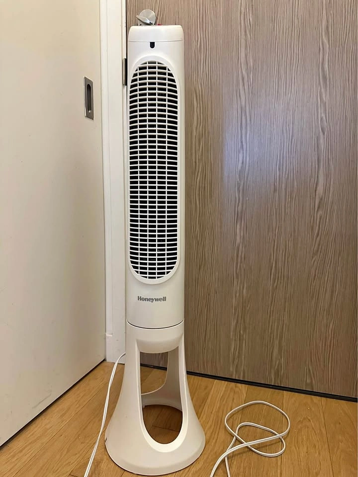 White Honeywell fan (controller included)