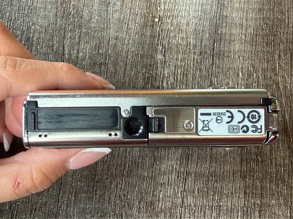 Olympus Stylus Tough-8000 Digital Camera – NOT WORKING – Parts / - photo 4