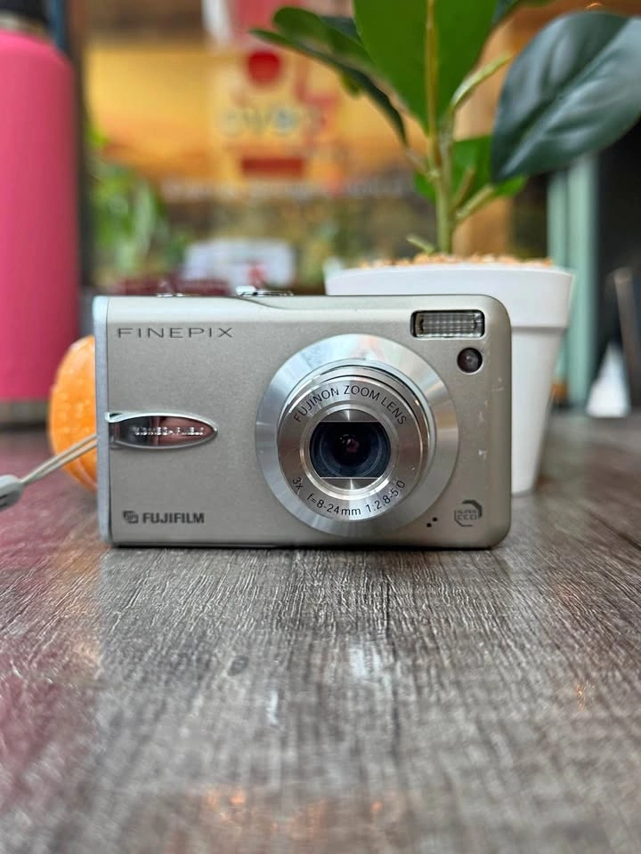 Fujifilm FinePix F30 Digital Camera CCD– Tested Working + 2 Batt